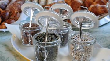 Reichhaltiges Frühstück mit süßen und herzhaften Speisen