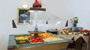 Großes Buffet mit Vorspeisen, Gemüse und Obst