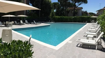Geräumiges Solarium für Sonnenschirme und Sonnenliegen