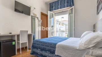 Double room with TV and desk