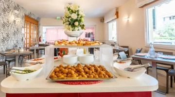 Sala ristorante con buffet
