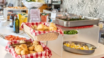 Area buffet con pane fresco