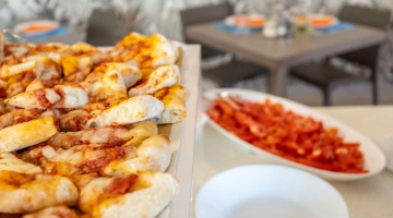 Buffet con pizza e verdure