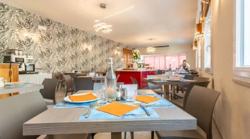 Tavolo allestito in sala