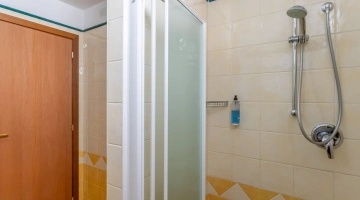 Bagno con box doccia
