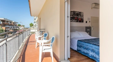 Camera con balcone arredato