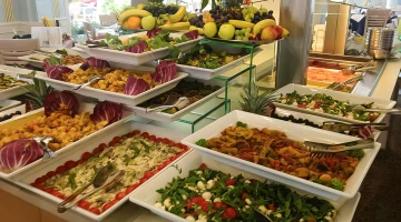 Vorspeisen- und Gemüsebuffet zum Mittag- und Abendessen