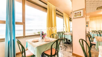 Chambre panoramique avec vue sur la mer