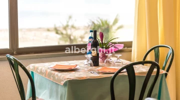 Table face à la mer