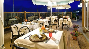 Terrasse mit Blick aufs Meer