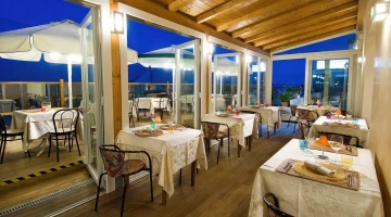Restaurant auf der Veranda mit Blick aufs Meer