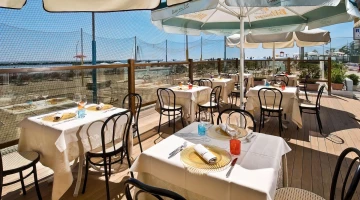 Terrasse mit Blick aufs Meer