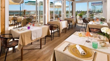 Restaurant mit Meerblick