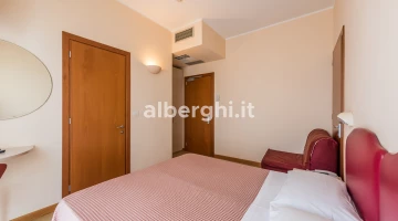 Zimmer mit Verbindungstür