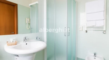 Badezimmer mit Duschkabine