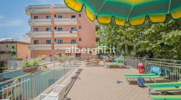 Solarium avec transats et parasols