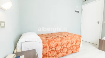 Zimmer mit Verbindungstür