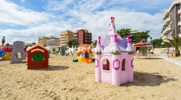 Ampia area giochi in spiaggia