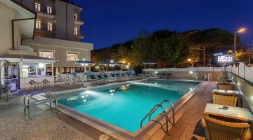Piscina vista laterale
