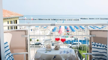 Hotel facing the sea, really two steps and you will be on the beach