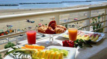 Frühstück auf dem Balkon mit Blick auf das Meer