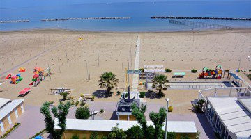 Blick auf den Strand vom Hotel