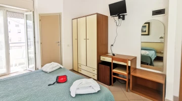 Triple room (current TV is new 32&#39;)