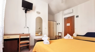 Triple room (current TV is 32&#39;)
