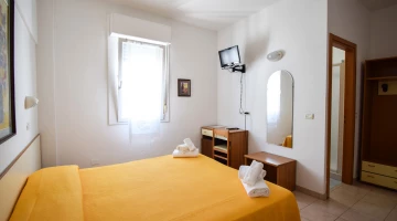 Double bedroom (current TV is 32&#39;)