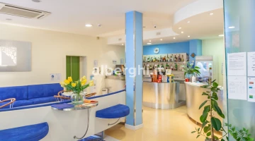 Salon/bar