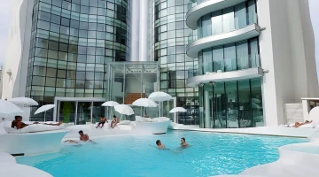 Eiszeit-Pool-Entspannungsecke, in der Sie sich frei bräunen können