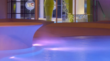 I-ce age pool, a whirlpool that becomes a carpet of bubbles