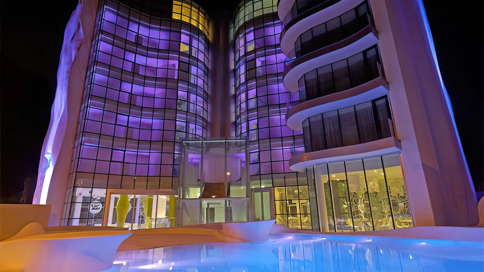 I-Suite-Hotel mit seitlichem Blick auf den Pool