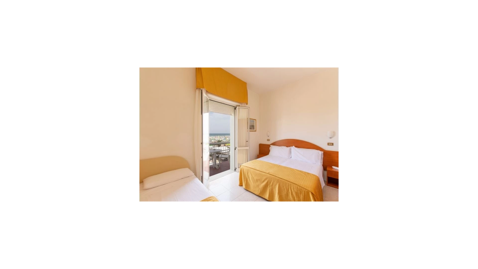 Camera Elite con balcone fronte mare