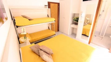 Camera quadrupla basic con balconcino alla francese