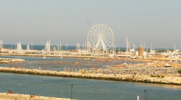 Vue du quai et de la grande roue