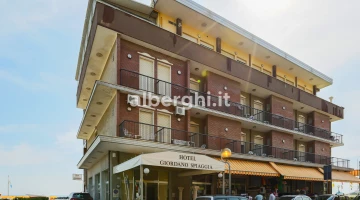 Hotel Giordano von der Strandpromenade über San Salvador aus gesehen
