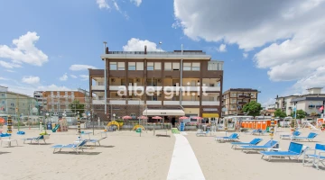 Das Meer dahinter und das auf dem Sand gebaute Hotel