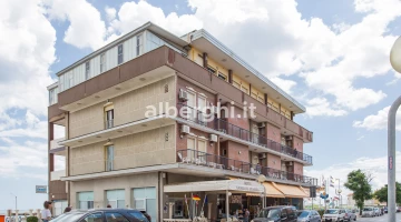 Das Hotel von der Strandpromenade aus gesehen
