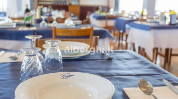 Tische im Restaurantsaal