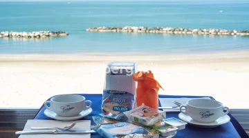 Der Frühstücksraum im 3. Stock direkt am Meer