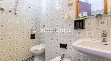 Im Badezimmer: Toilette, Bidet, Dusche, Waschbecken, Toilettenartikel, Haartrockner