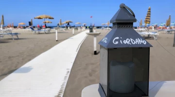 Die Plattformen, die die Schirme mit dem Hotel verbinden
