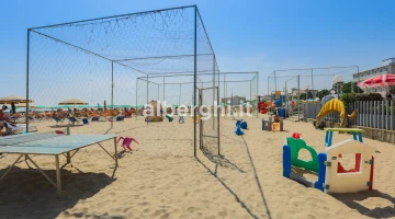 Tischtennis, Volleyballplatz und Spielbereich am Strand