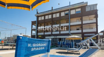 Sonnenschirme und Liegestühle und der Privatstrand „bagno giordano“