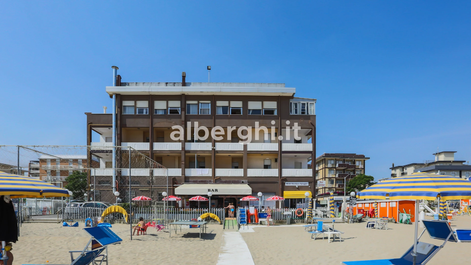 Hotel Giordano und Privatstrand von der Adria aus gesehen