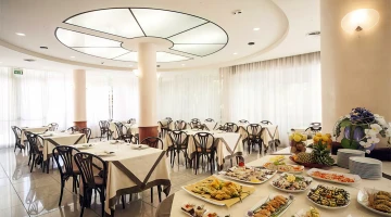 Grande salle de restaurant