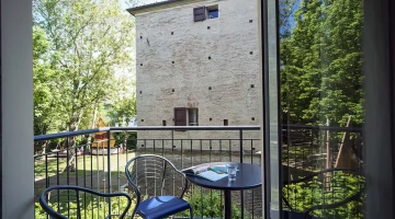 Balcon avec vue sur la tour Sarrasine