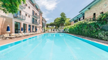 Großes Schwimmbad mit Solarium