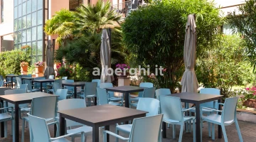 Garten für Unterhaltungs- und Tanzabende ausgestattet